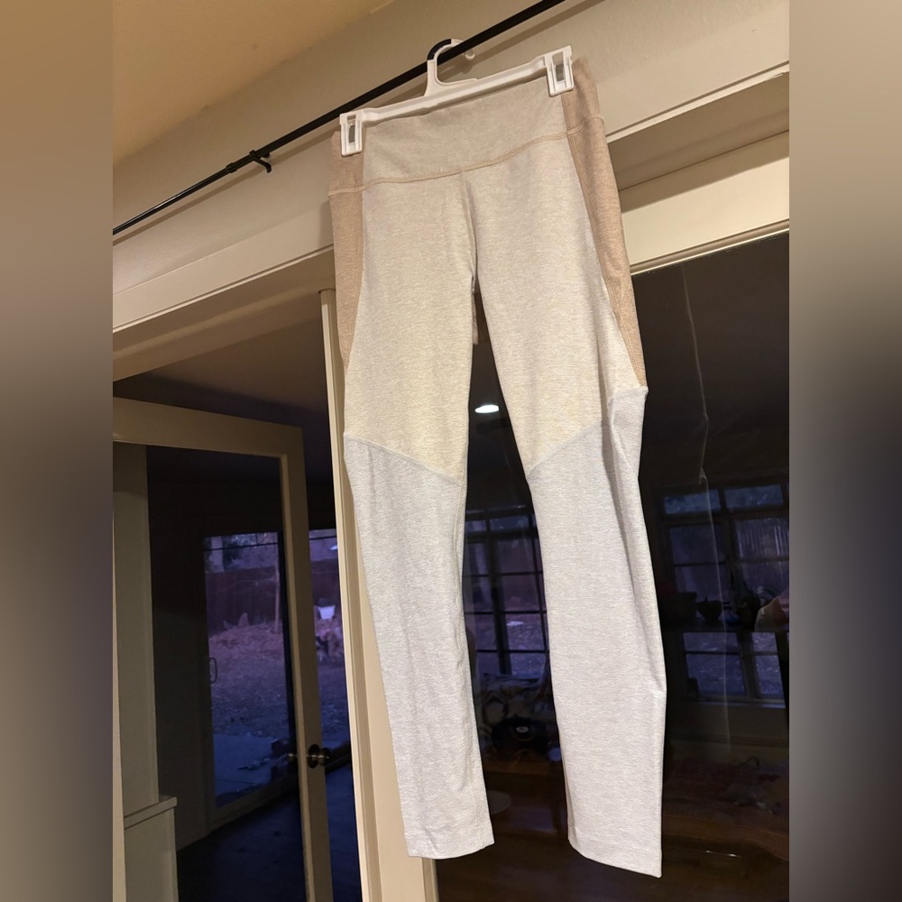 EUC outdoor voices leggings size medium